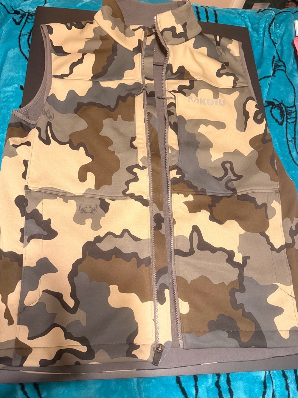 KUIU Men's Camo Quilted Hunting Vest in Tan and Brown